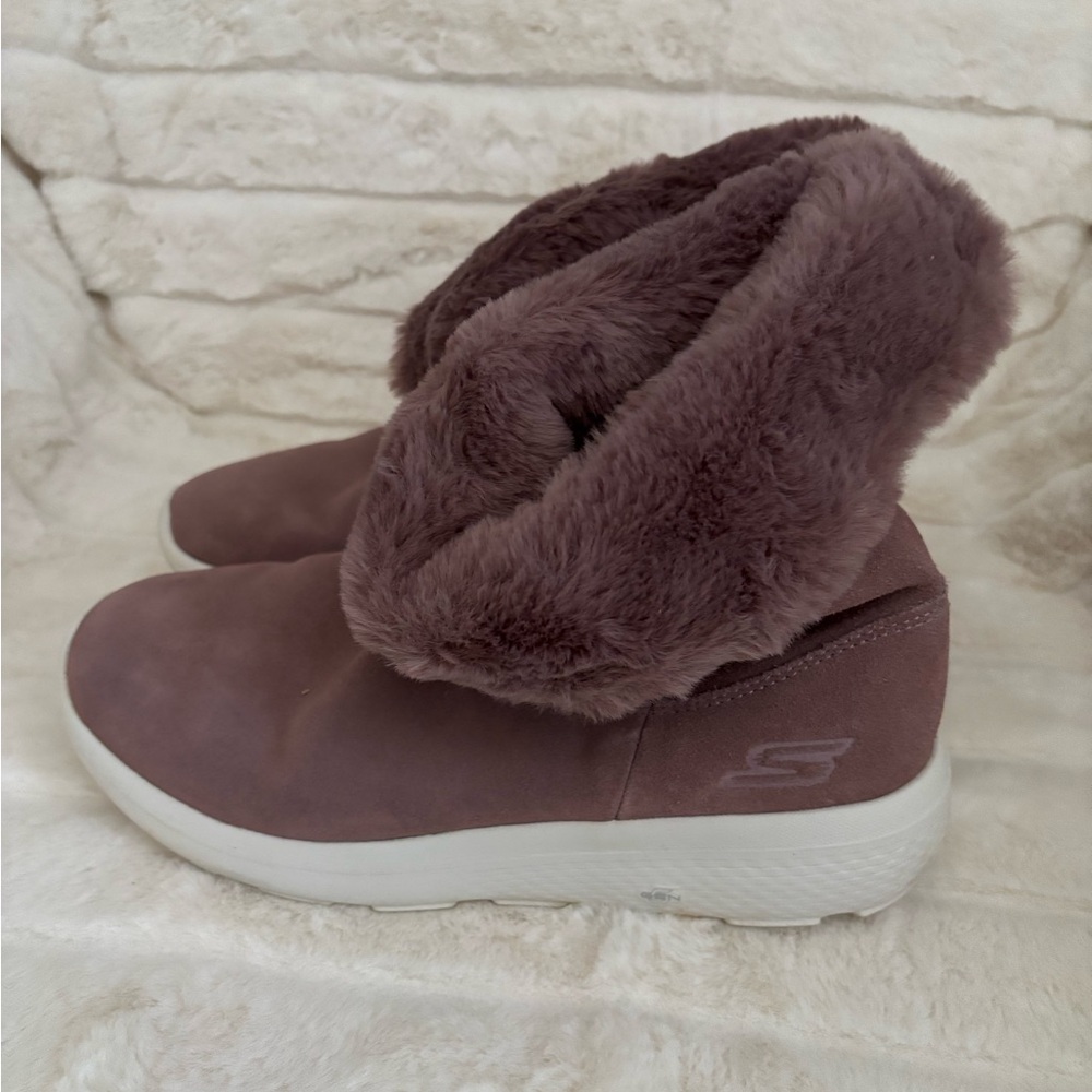 Skechers women’s slip on boot - Maeve - Size 8.5 Wide